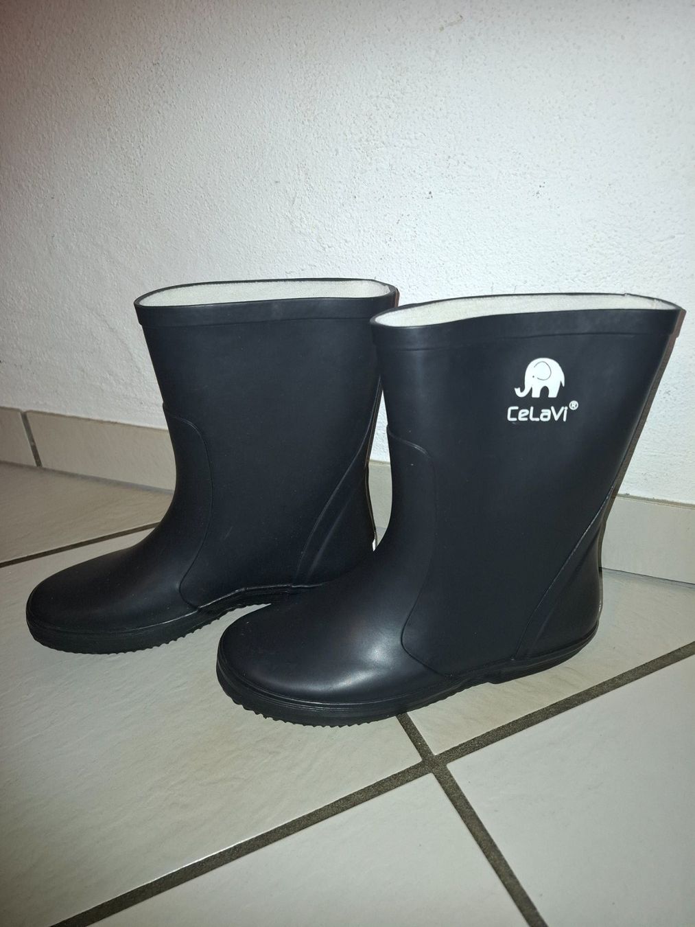 Scarpe per ragazzi: Kinder Regenstiefel, schwarz, Gr. 34 – Nuovo (secondo la descrizione) da Sisseln AG venduto da Tropea4334