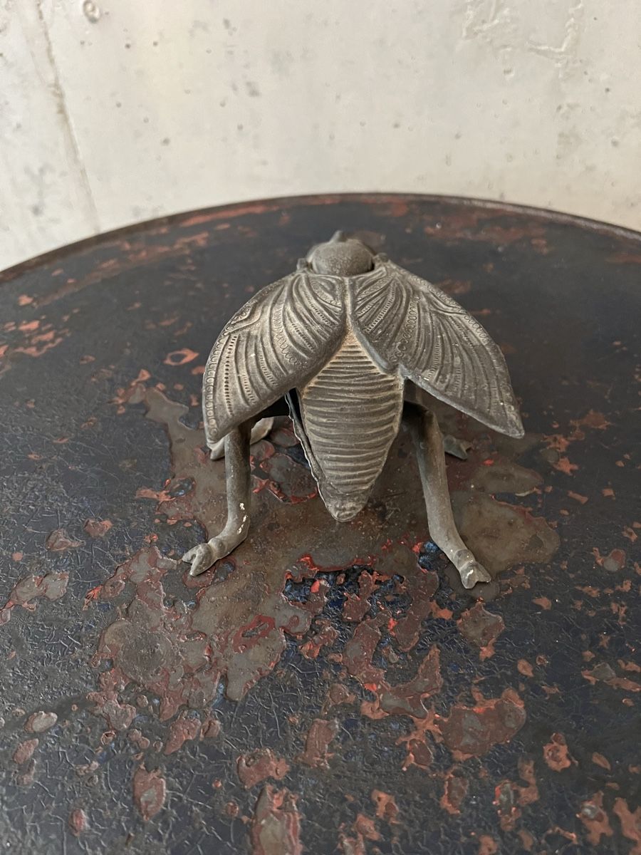 Statuette: Antike  grosse Fliege aus Messing – Usato da Wabern venduto da La-Vitrine 4