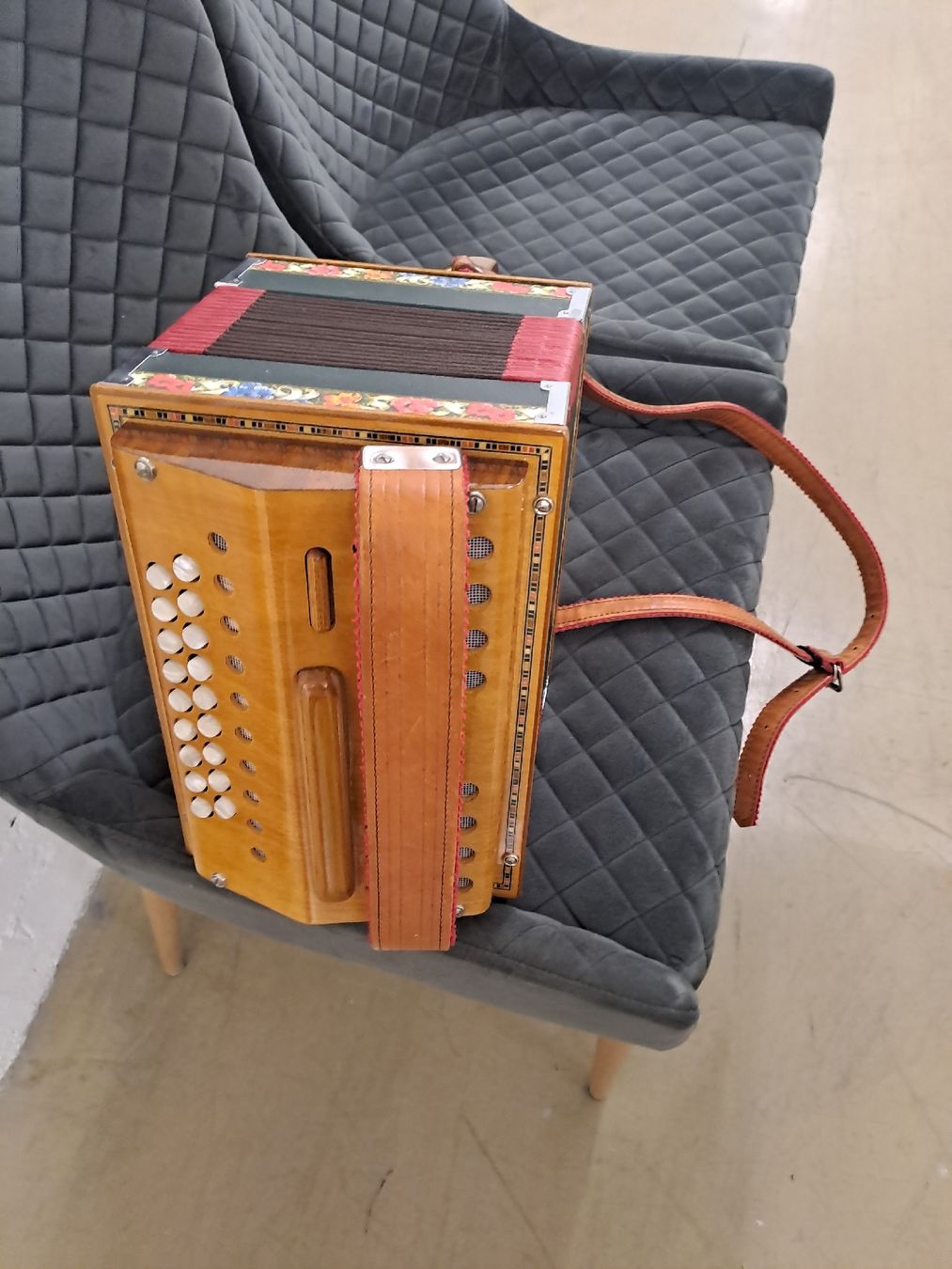 Strumenti musicali: schwyzerorgeli ton B wie neu – Usato da Villeneuve venduto da BibiVintage 1