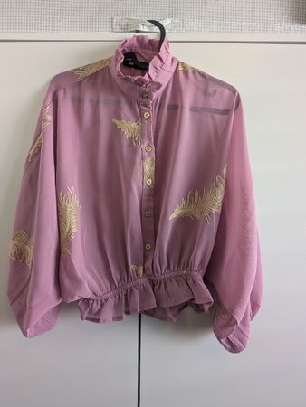 Pink blouse w/golden embroidery, size S -very good condition
