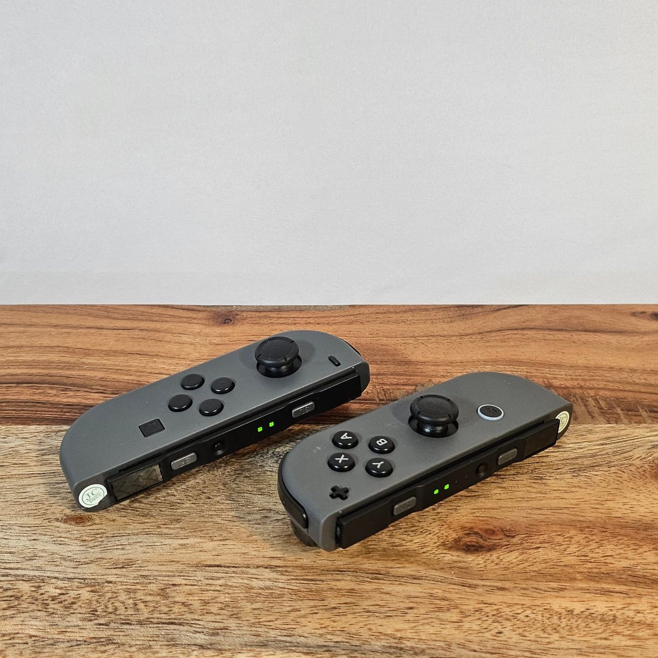 Controller: 2 Stück Ersatz Joy Con Controller Kompatibel Nintendo Switch – Nuovo e nell'imballaggio originale da Hundwil venduto da pak_b5sl 1