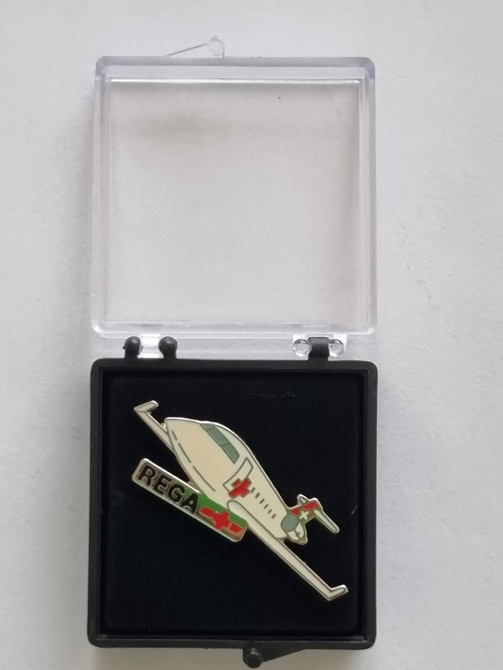 Placchette & Badge: Neuer REGA Flugzeug Pin im Etui – Nuovo e nell'imballaggio originale da Laupen BE venduto da Bombers