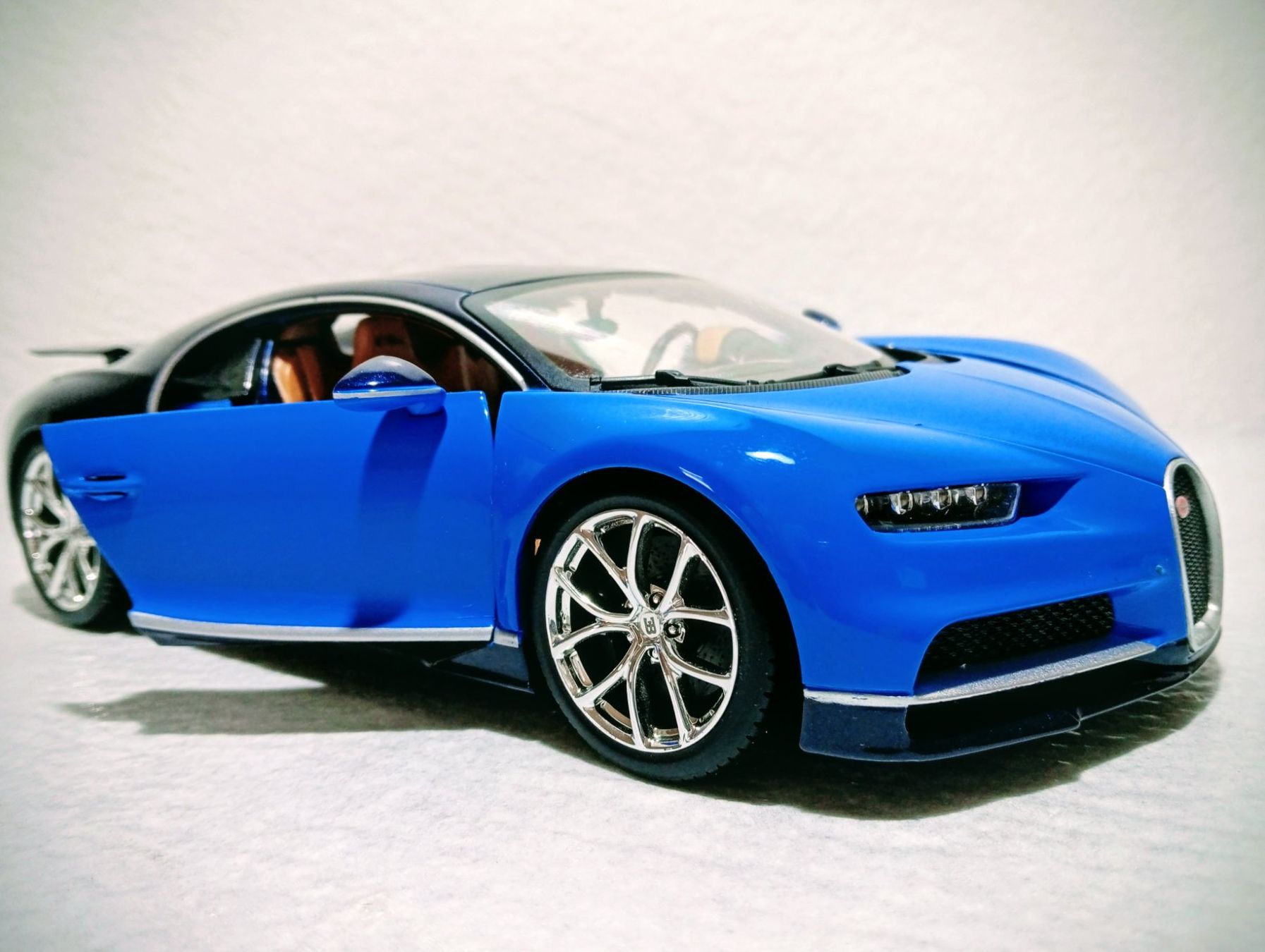 Bburago Modellini d'auto: Bugatti Chiron – Usato da Huttwil venduto da Secondtrain 5