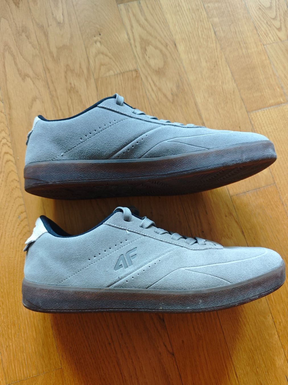 Scarpe da uomo: 4F Herren Sneaker Nubuk, grau, Grösse 44 – Usato da Zürich venduto da allezplusloin 1