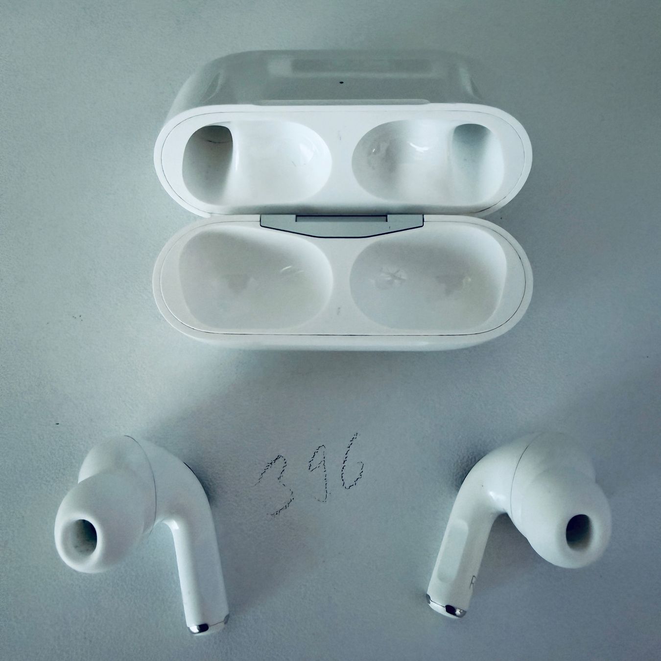 Apple Cuffie: Original Apple AirPods Pro 1 Gen. mit Wireless Ladecase – Usato da Basel venduto da MY.AIRPODS.SHOP 1