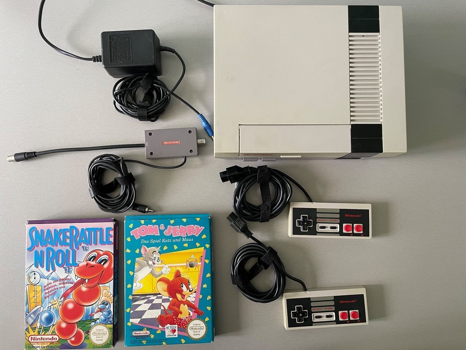Nintendo Console: Nintendo Original NES Konsole, Controller & Games Set RETRO – Usato da Glattfelden venduto da Danshari
