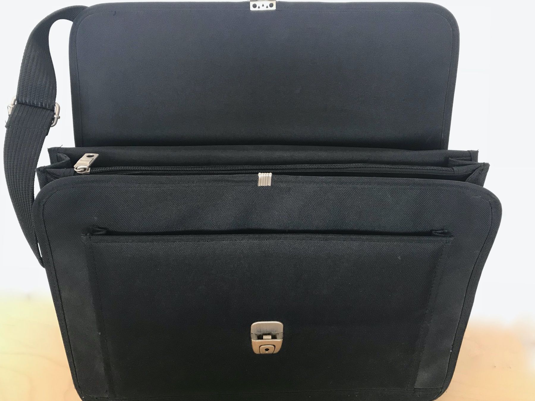 Borse: GHEPARD- CARTELLA BORSA- modello "FACILE"- colore nero – Usato da PARADISO venduto da pin_vlj8 2
