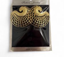 Goldene auffällige Statement Ohrringe, neu im Sommerlook