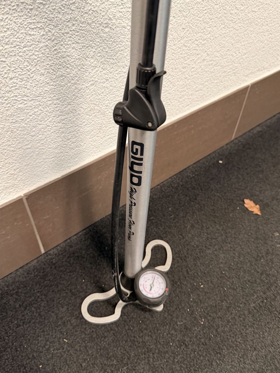 Pumpen: Fahrradpumpe GIYO mit Manometer – Gebraucht aus Zürich von Gadgets2020 2