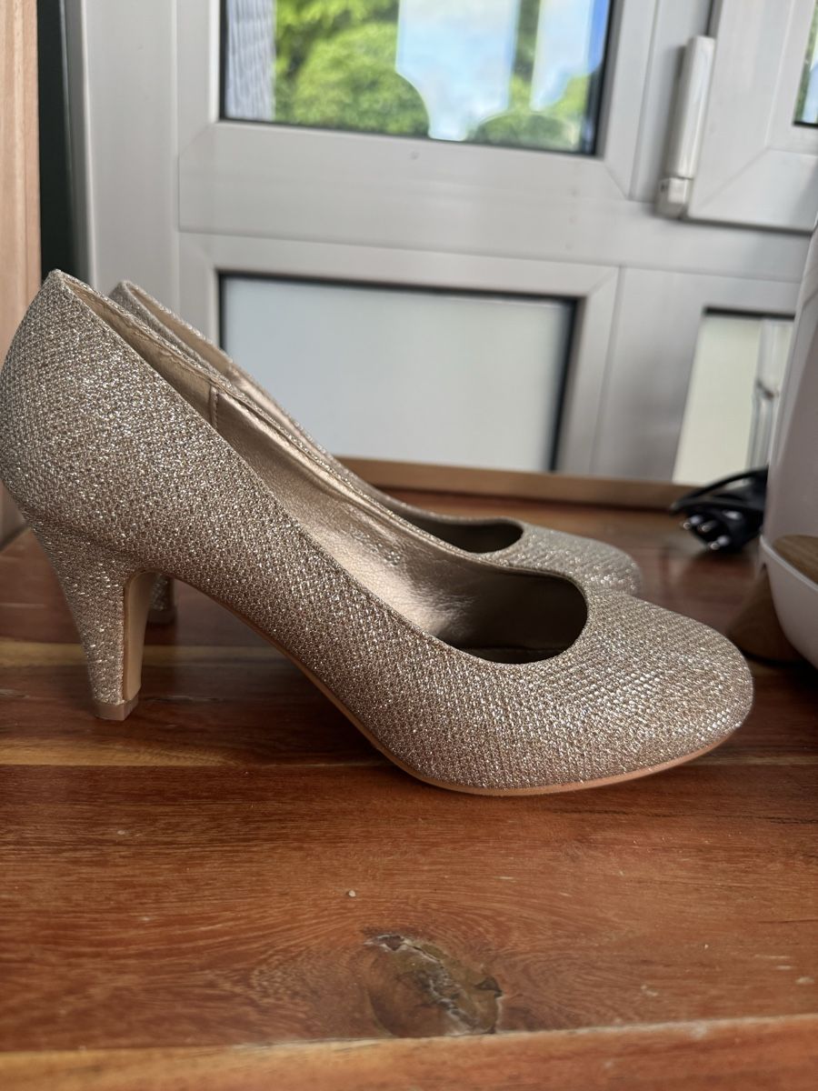 Scarpe da donna: NEW Golden Pumps 38 Size – Nuovo e nell'imballaggio originale da Neuchatel venduto da Mia_G 1
