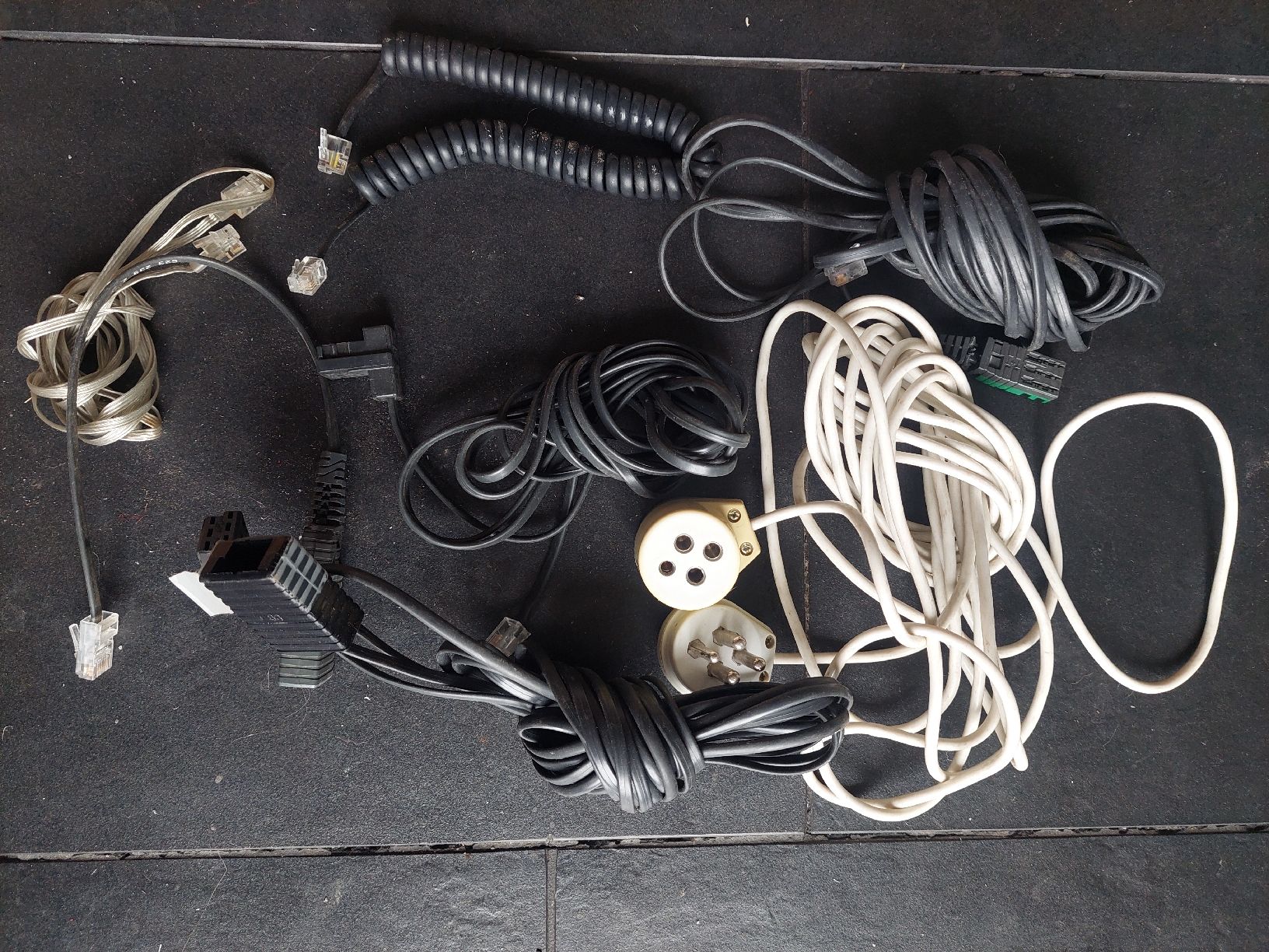 Spine: Telefondosen und Kabel etc – Usato da Zürich venduto da Cortin 1