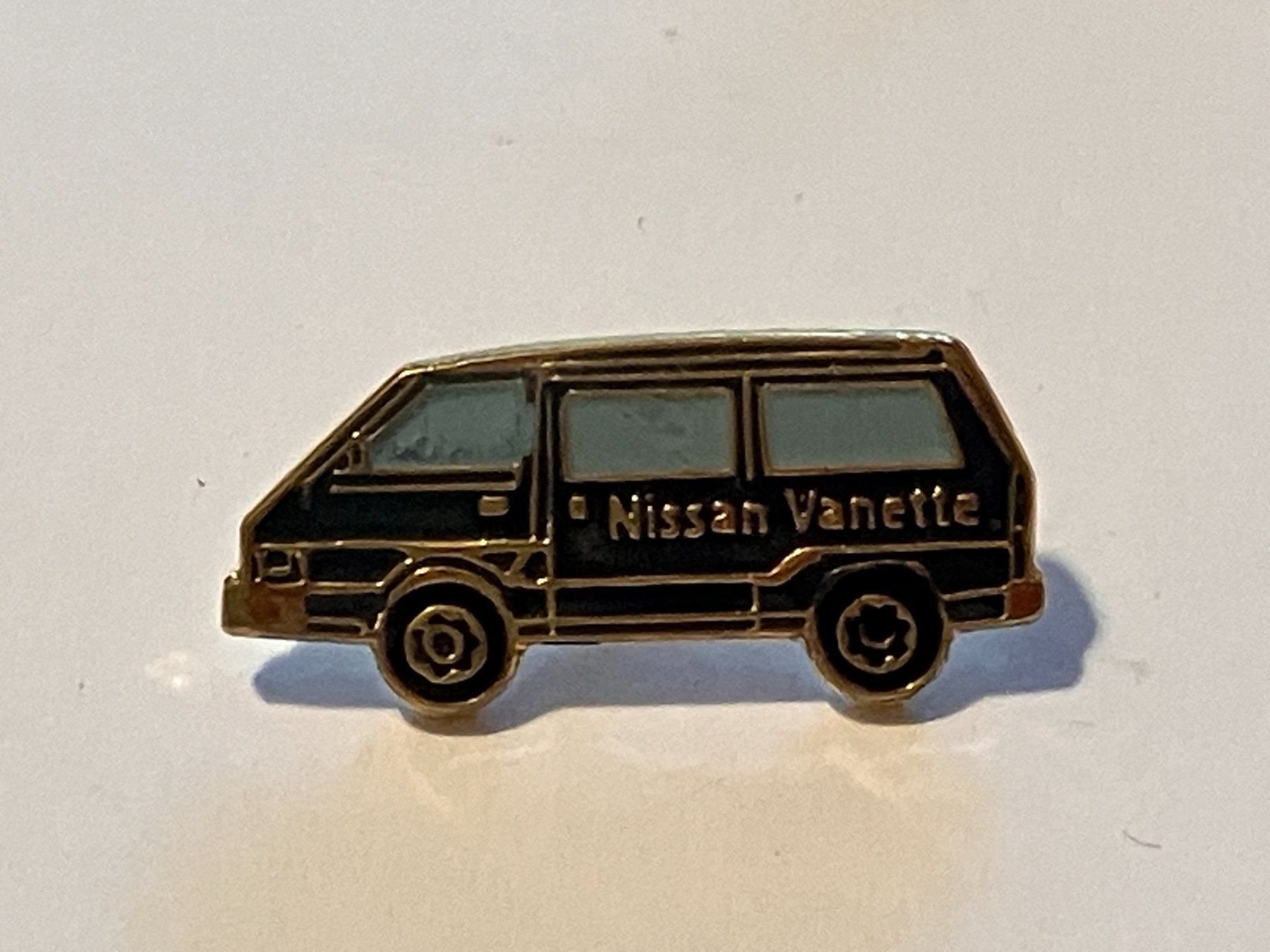 Placchette & Badge: 1 Pin Nissan Vanette – Usato da Basel venduto da djwwpp