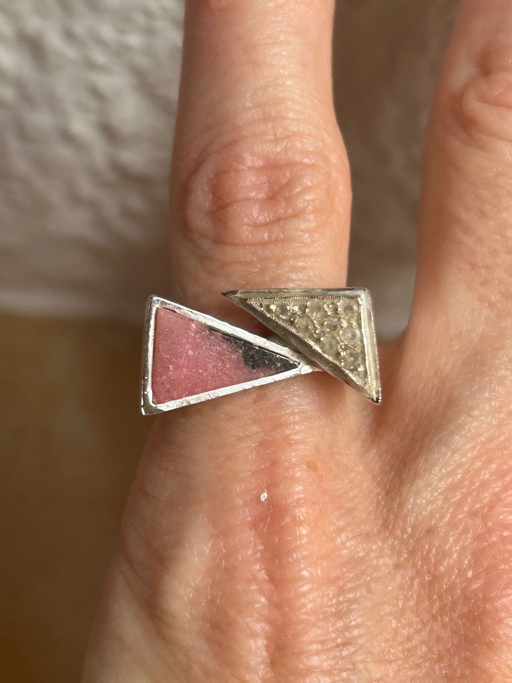 Anelli: Trendiger Dreiecks-Ring, Silber-Look, Grösse 53 – Usato da Dittingen venduto da Bellevista