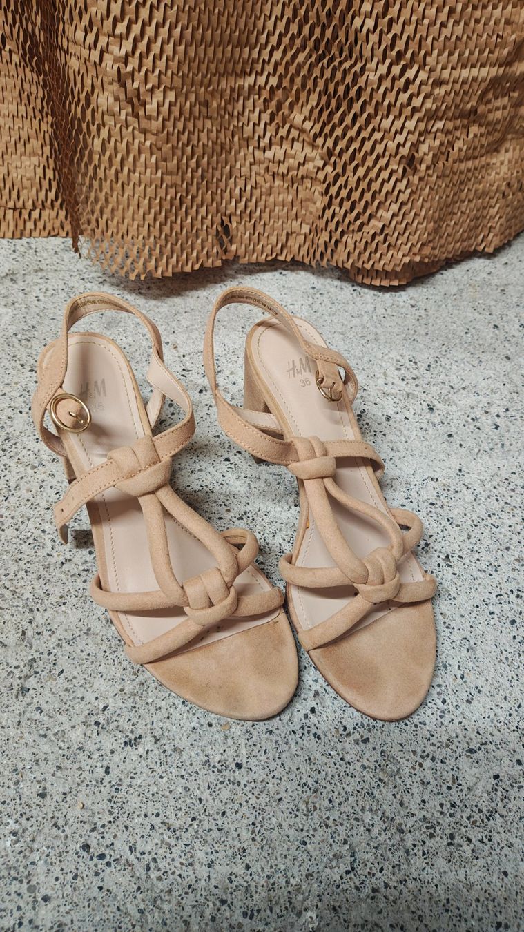 Scarpe da donna: Neutrale Sandalen mit Absatz – Usato da Thalwil venduto da hri_s2bq