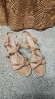 Neutrale Sandalen mit Absatz