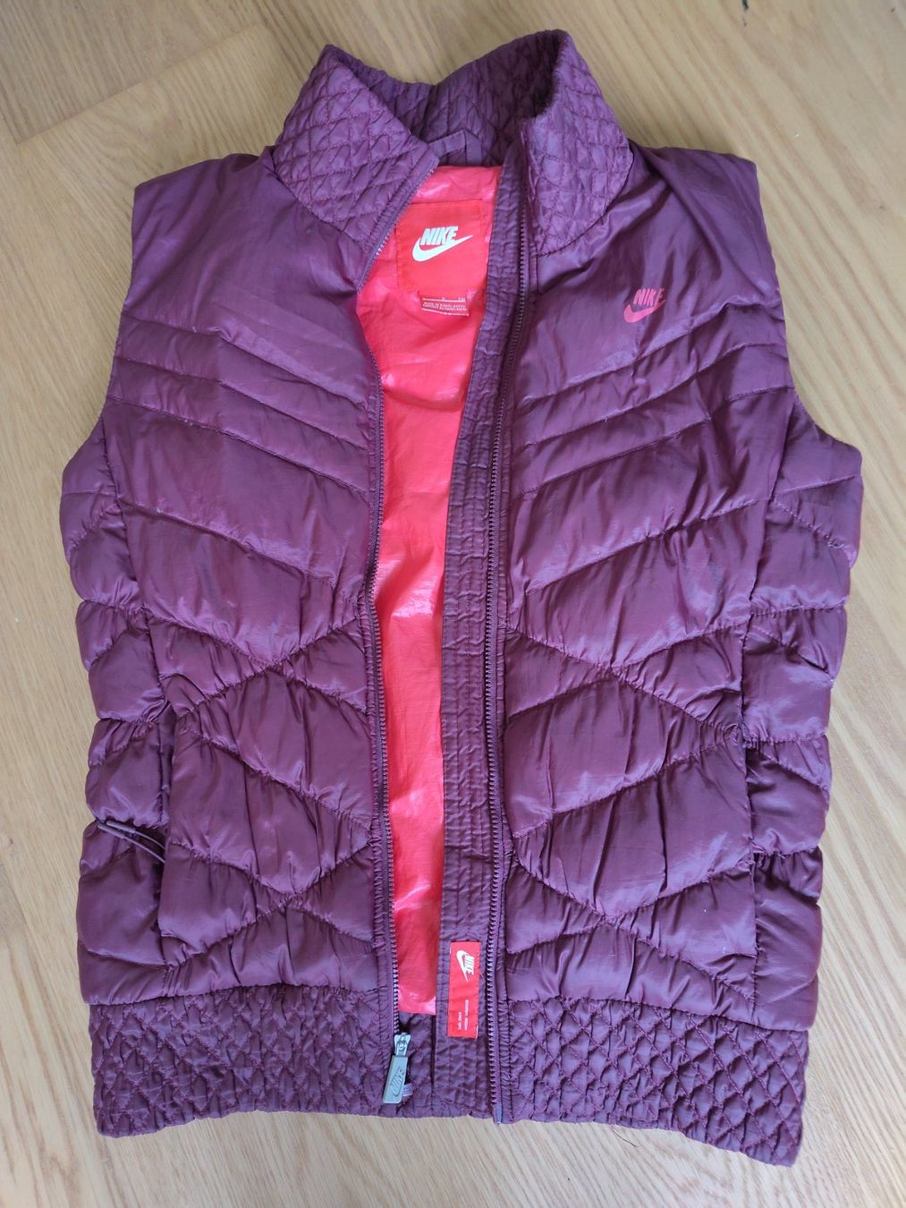 Nike Gilets & Westen: Nike Damen Weste, dunkelrot, Grösse S – Gebraucht aus Bern von Cassiopeia-72
