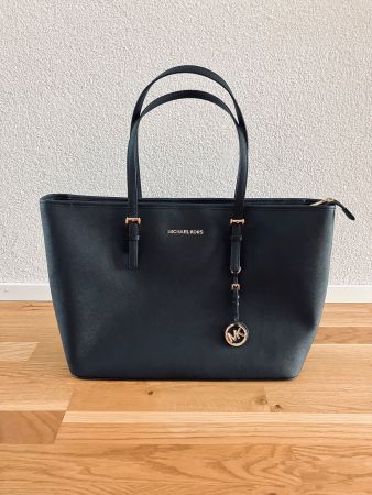 Neuwertige Michael Kors Handtasche, Schwarz/Gold