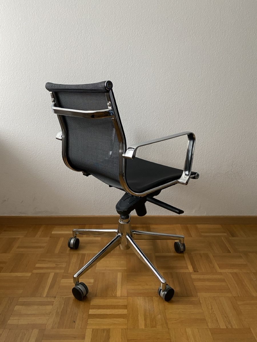 Stühle: Schwarzer Bürostuhl im Vitra / Eames EA Stil – Gebraucht aus Luzern von  2