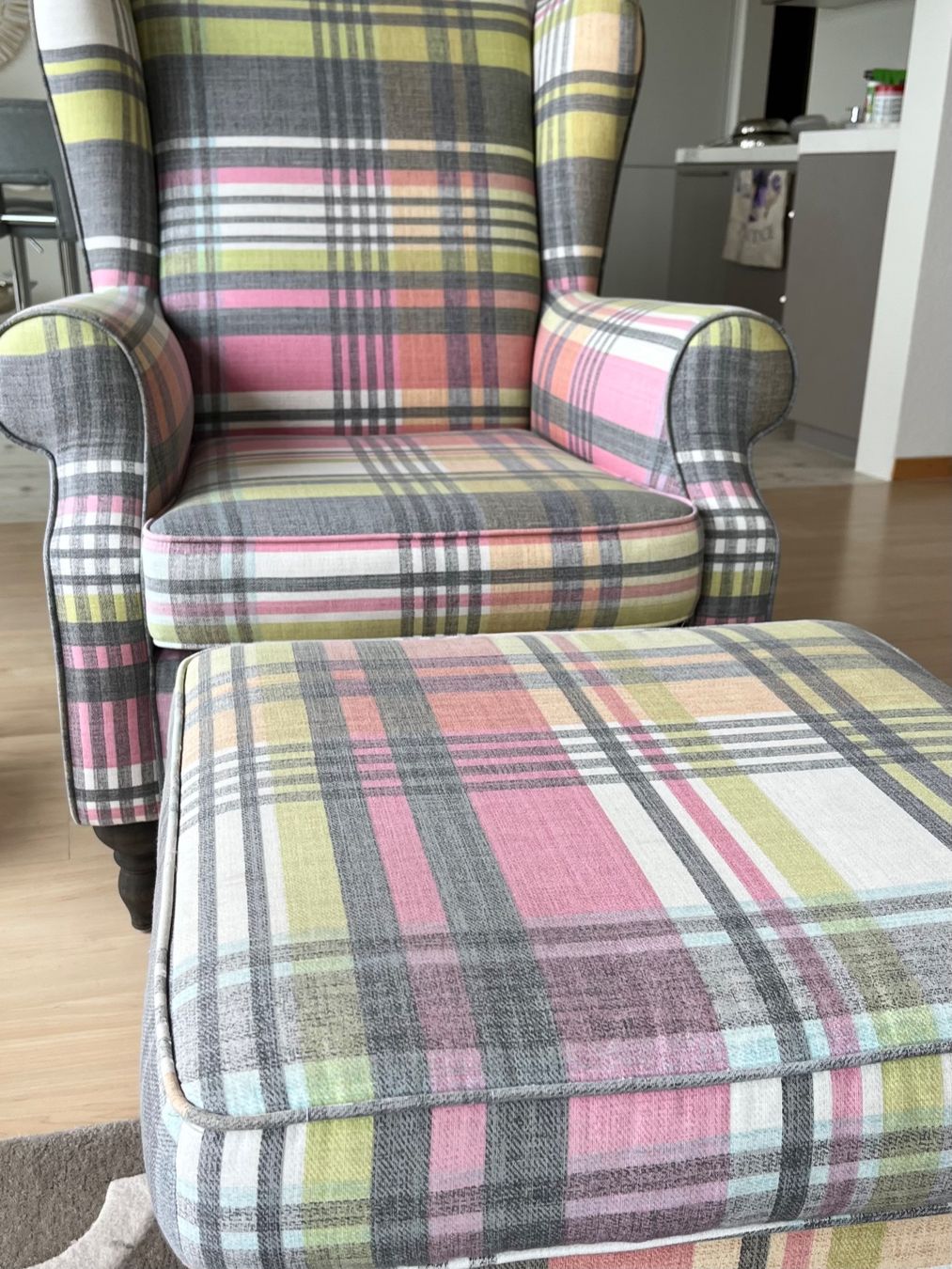Pfister Poltrone: Sessel mit Hocker – Usato da Edlibach venduto da Lowin