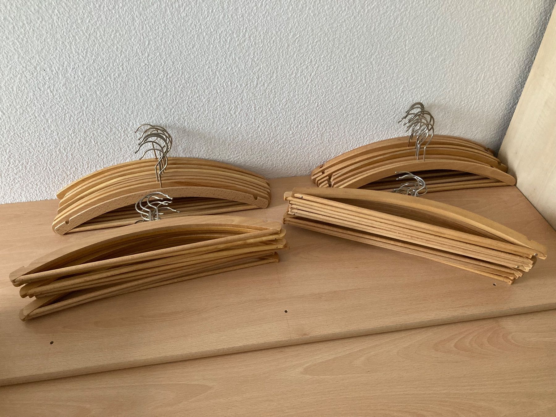 Appendiabiti: Holz-Kleiderbügel 10 Stk. – Nuovo (secondo la descrizione) da Stäfa venduto da ARBEITSLOS-DANKE