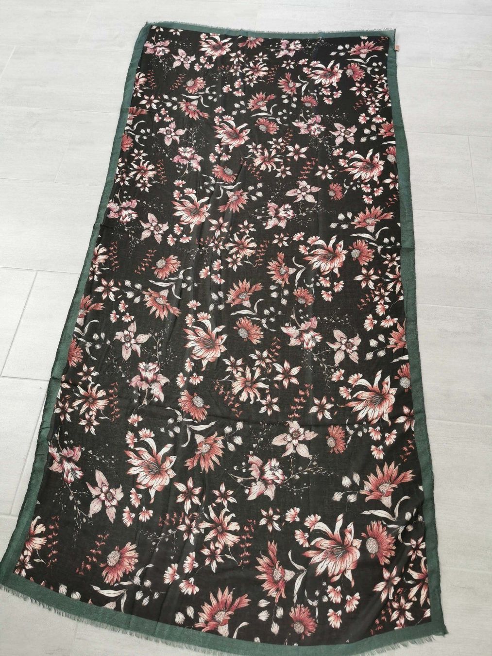 Foulard & Sciarpe: Schal mit Blumenmuster NEU – Nuovo e nell'imballaggio originale da Wil  AG venduto da Kfloh 1