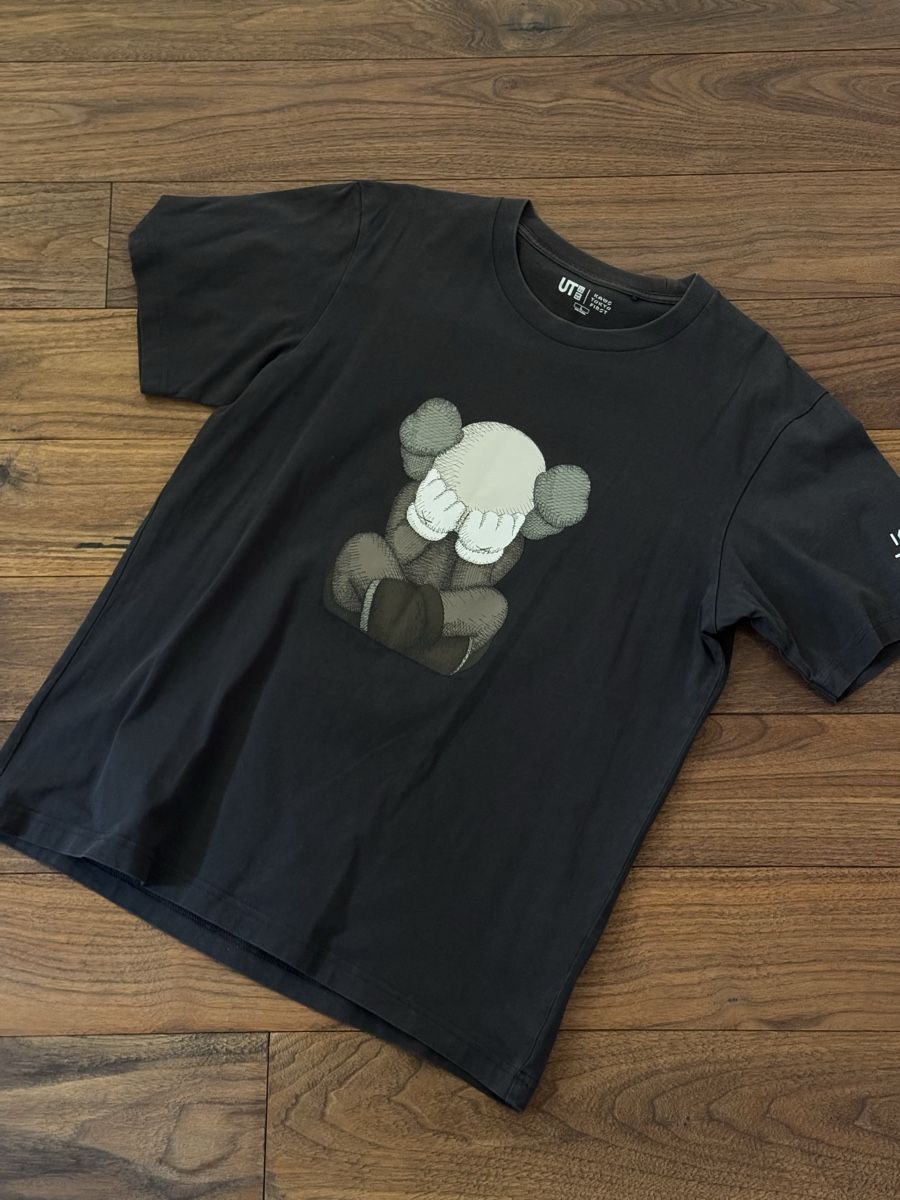 Uniqlo T-shirt: uniqlo x kaws shirt – Usato da Zürich venduto da one_6cds