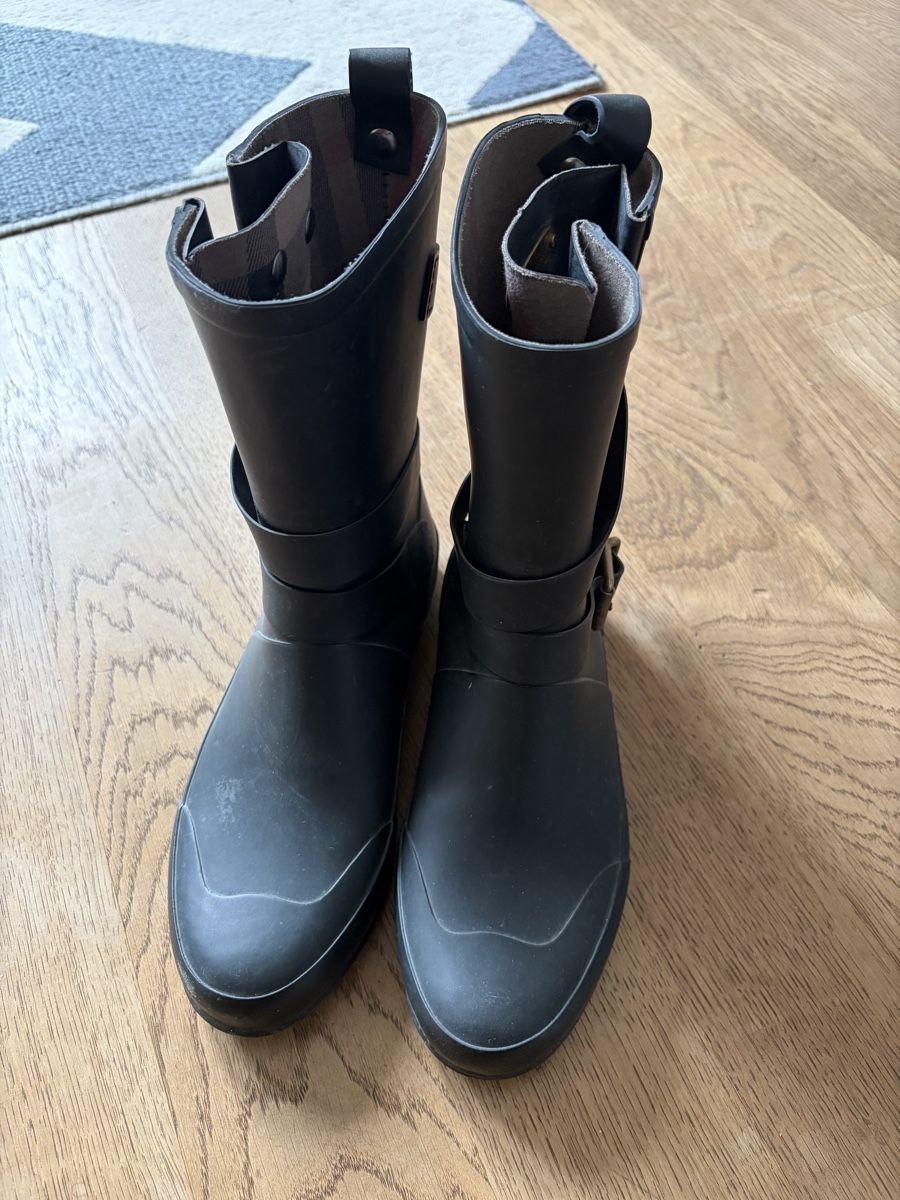 Burberry Damenschuhe: Burberry Gummistiefel  – Gebraucht aus Zuerich von yasminflower