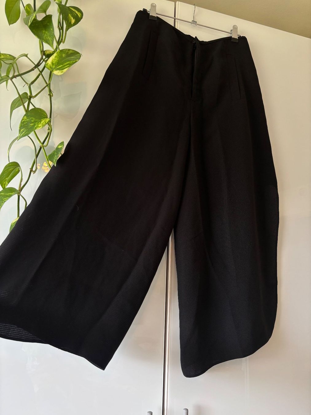 Hosen: BERENIK Schwarze Hose mit Seitenschlitzen – Gebraucht aus Zürich von missmodernage 1