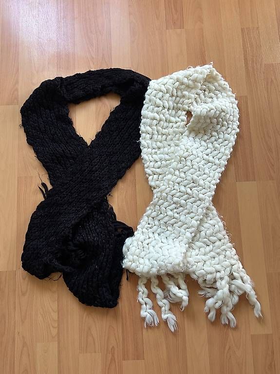 Foulards, Tücher & Schals: Winter Schal weiss oder schwarz – Gebraucht aus Rüschlikon von Asino007