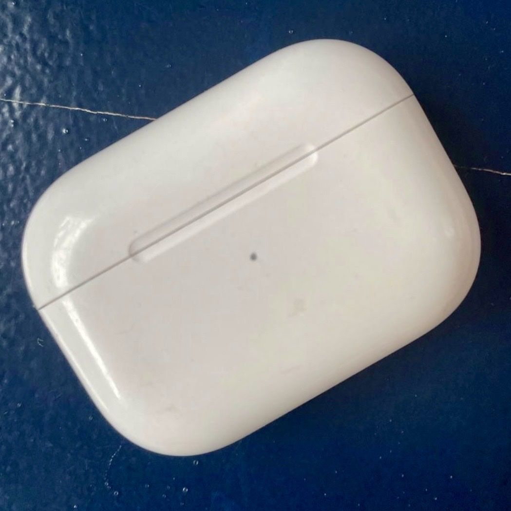 Apple Ladegerät: Case per AirPods Pro 1 generation – Gebraucht aus Basel von Lelesiculo