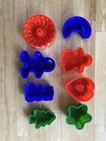 8 Moules à gâteaux en silicone CERTAINS NEUFS