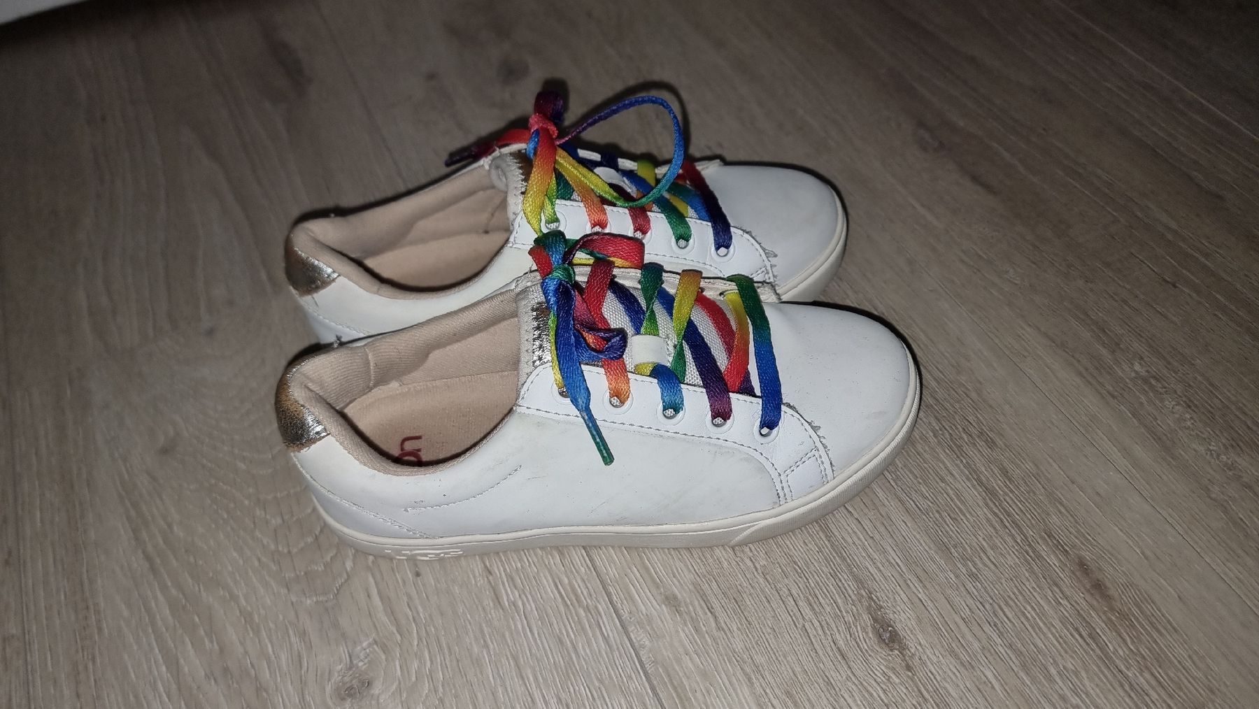 Ugg Schuhe für Mädchen: UGG Turnschuhe weiss Regenbogen Gr. 33.5 – Gebraucht aus Wigoltingen von Zuckerfee84 1