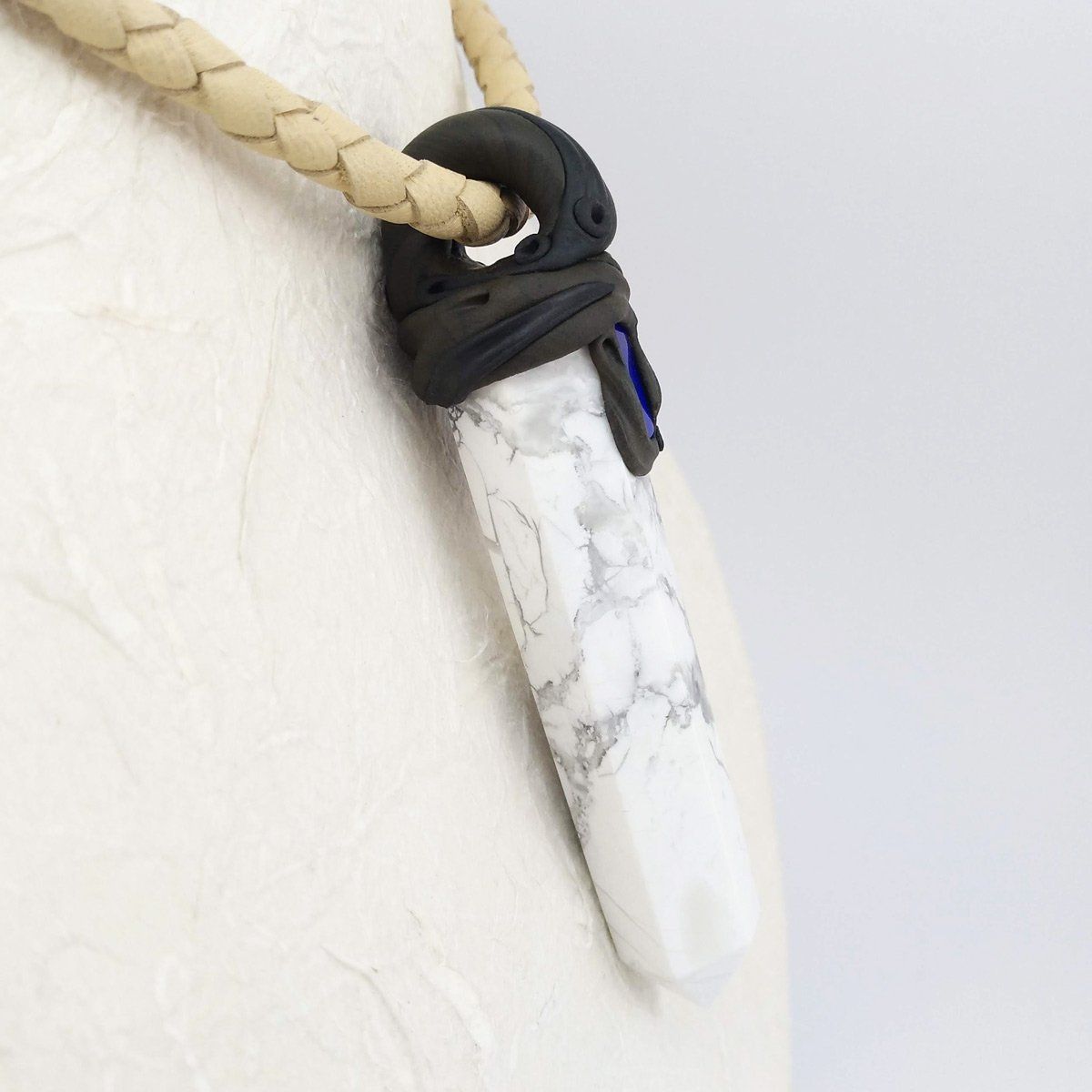 Minerali & Pietre curative: Magnesit Steinanhänger mit eingefasstem Lapislazuli – Nuovo e nell'imballaggio originale da Meilen venduto da BYRD-Design 2