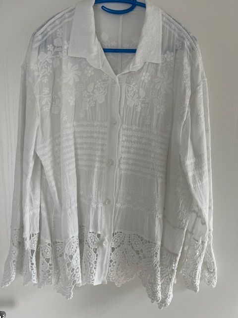 Blusen: Bluse weiss mit Spitzen one size – Gebraucht aus Aesch ZH von niro007