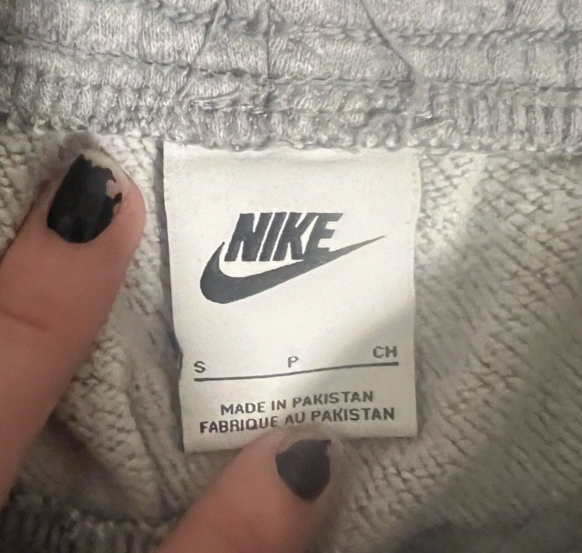 Nike Pantaloni: nike grey sweatpants – Usato da Ebikon venduto da hrh_9dyk 2