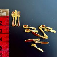 Besteck (12-teilig) für Puppenstuben. Metall, goldfarben.