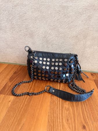 Damen Umhängetasche Prüne schwarz mit Nieten und Kette
