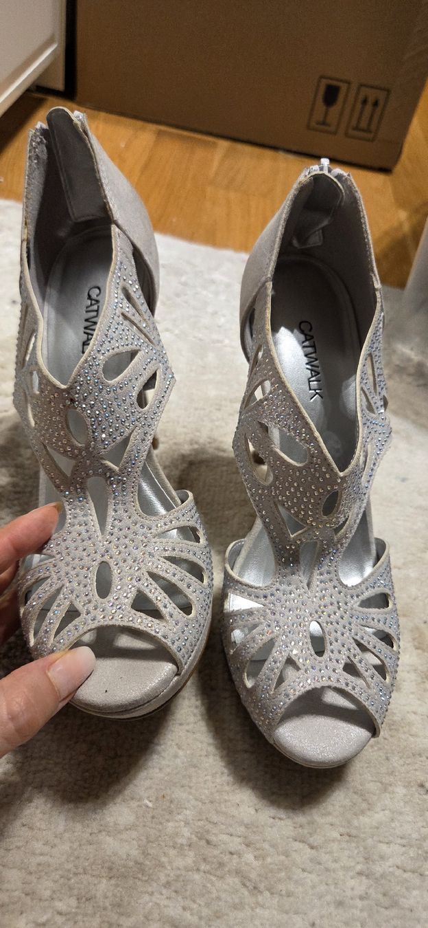 Scarpe da donna: Damenschuhe silber Grösse 37 Catwalk mit Strasssteinen – Nuovo (secondo la descrizione) da Chur venduto da ali_j9q9 2