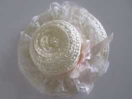 Süsser Puppenhut, Hut Sasha, Basthut, Spitzen + Masche, 15cm