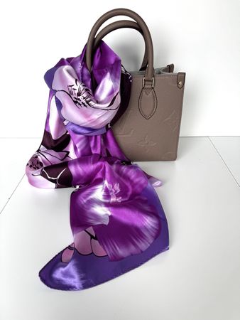 Lila Seidentuch mit Blumenmuster. Neue