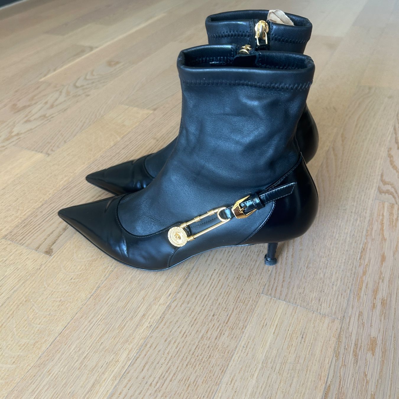 Versace Chaussures femmes: Versace Ankle Boots 37,5 – D'occasion à Schaffhausen par missclichy