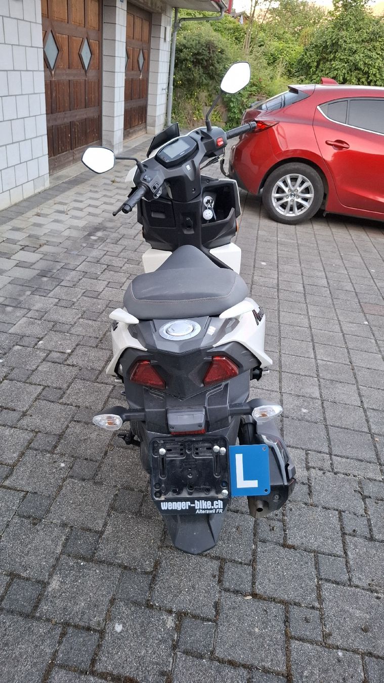Suzuki Scooter: Roller Scooter Suzuki Avenis 125 – Usato da Brünisried venduto da san_74_bu 3