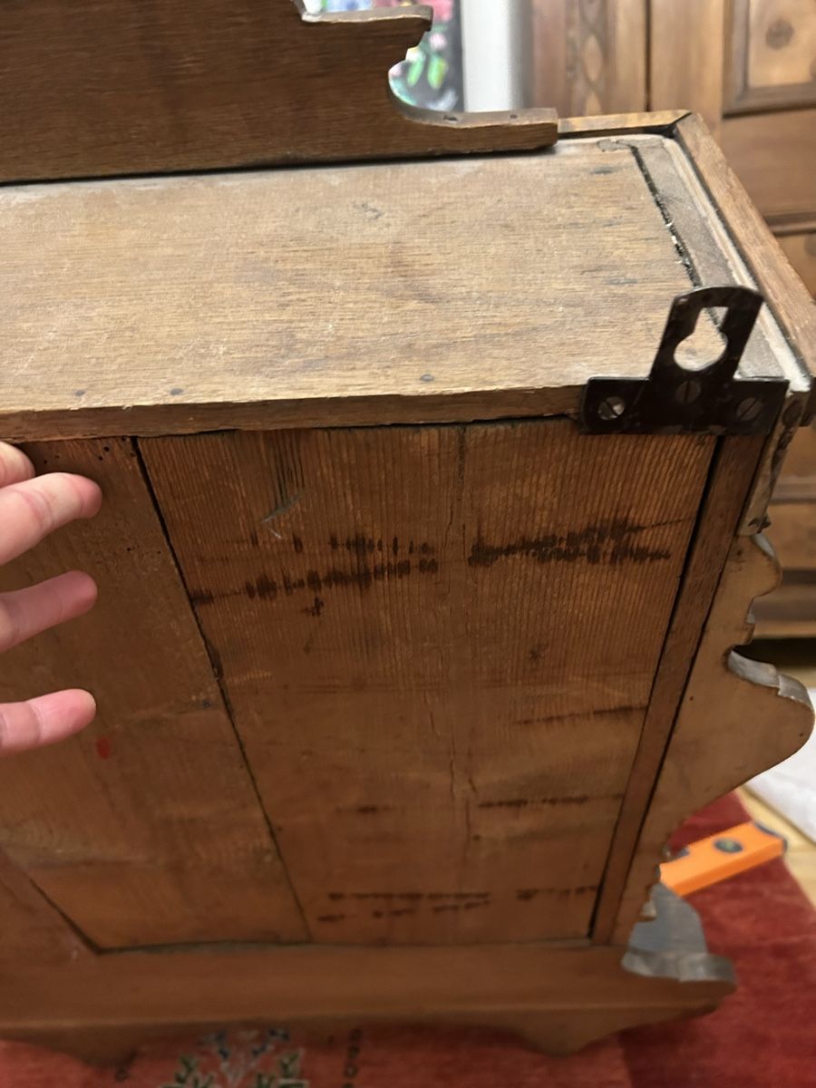 Schränke: Antikes Wandschränkchen aus geschnitztem Holz – Gebraucht aus Birsfelden von Exclusivity 5