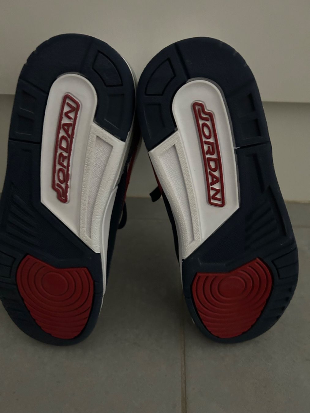 Jordan Chaussures garçon: Turnschuhe Nike Air Jordan, Gr. 36.5 – D'occasion à Romont FR par perrno 3