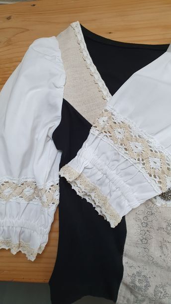 Top: Dirndl-Oberteil / stretchanteil – Usato da Wagerswil venduto da flagge 3