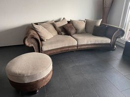 Grosses, bequemes Sofa mit Hocker 