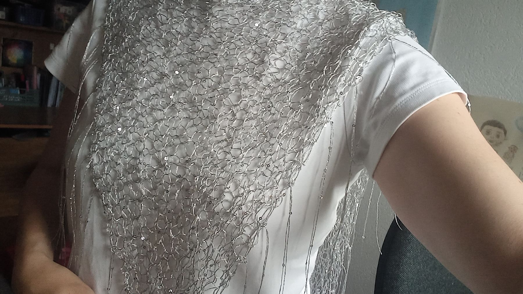 Foulard & Sciarpe: Silberfarbener Damen Schal mit Pailletten – Nuovo e nell'imballaggio originale da Bülach venduto da XVVX 1