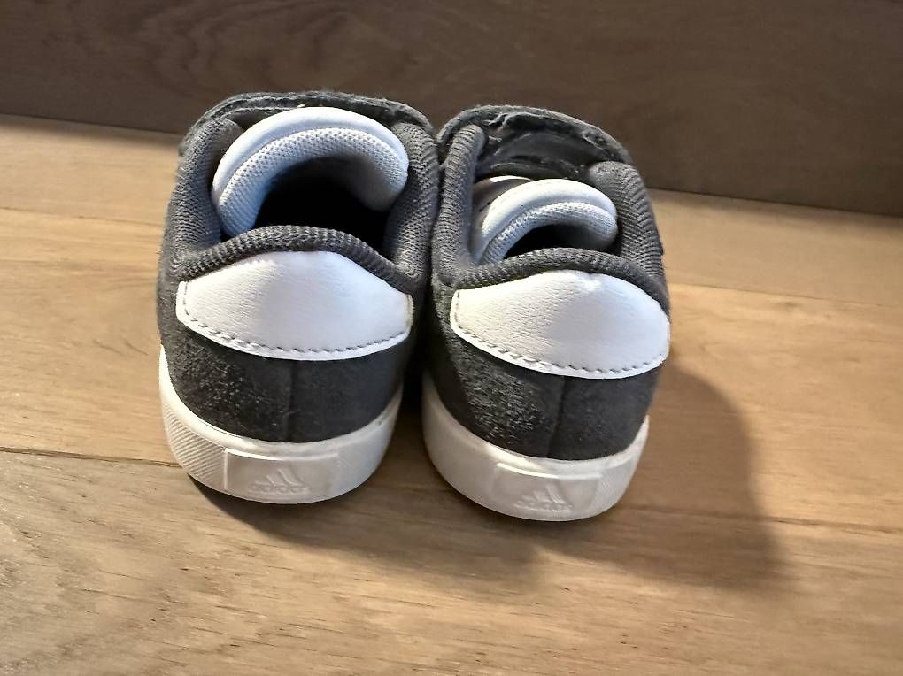Scarpe per ragazze: Adidas Lederturnschuhe – Usato da Wohlen b. Bern venduto da nicolez8 1