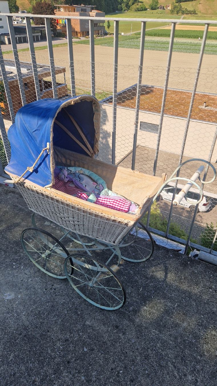 Carrozzine per bambole: Poussette vintage en osier bleu – Usato da Buchs SG venduto da PMULLER 1