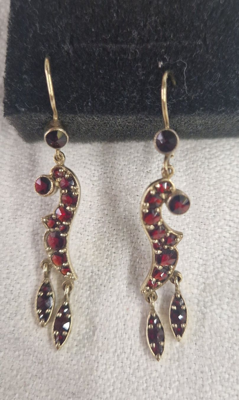 Boucles d'oreille: ORENRINGE GOLD MIT GRANAT – D'occasion à Bilten par Mic2022